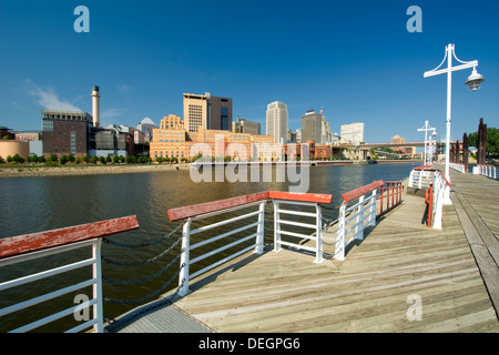 Saint Paul skyline forment l'Harriet Island Marina, Saint Paul, Minnesota, USA Banque D'Images