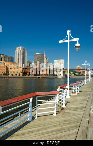 Saint Paul skyline forment l'Harriet Island Marina, Saint Paul, Minnesota, USA Banque D'Images