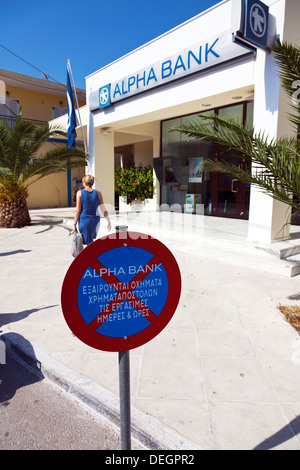 Alpha Bank nom signe avant Lefkas Nidri Lefkada île grecque Grèce Nydri Banque D'Images