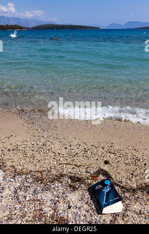50 50 nuances de grey book libéré sur le sable de la plage Maison de vacances Lefkas Nidri lecture île grecque Grèce Lefkada Nydri Banque D'Images