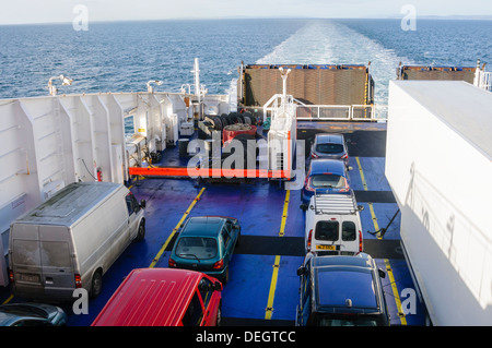 Voitures sur un ferry en mer Banque D'Images