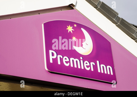 Signe au-dessus de la porte d'un hôtel Premier Inn Banque D'Images