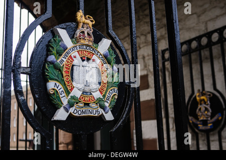 Armoiries de The King's Own Scottish Borderers sur une porte en fonte à la caserne, Bridport Banque D'Images