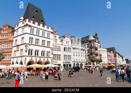 Place principale de Trèves, Rhénanie-Palatinat, Allemagne. Les vieux bâtiments autour de la place principale historique de la plus ancienne ville en allemand Banque D'Images