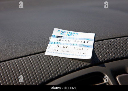 Ticket de parking privé sur la gauche montre sur le tableau de bord de voiture Banque D'Images