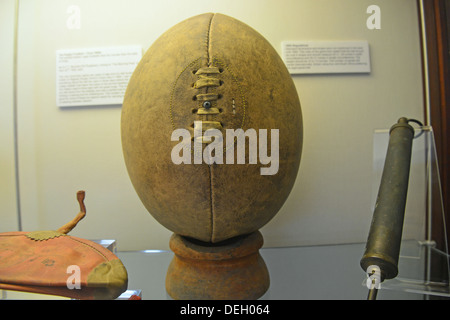 Balle ronde d'origine à la Webb Ellis Rugby Football Museum, St Mathews Street, Rugby, Warwickshire, Angleterre, Royaume-Uni Banque D'Images