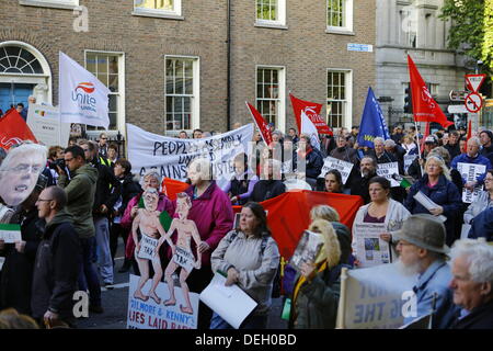 Dublin, Irlande. 18 septembre 2013. Les manifestants se sont rassemblés à l'extérieur du Dail (Parlement irlandais), écouter les discours. Les manifestants tenir une assemblée du peuple à l'extérieur du Dail (Parlement irlandais), l'austérité pour discuter en petits groupes. L'Assemblée générale faisait partie d'une journée de manifestations pour coïncider avec le retour de la TDs (membres du Parlement) de leurs vacances d'été. Crédit : Michael Debets/Alamy Live News Banque D'Images