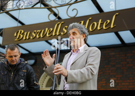 Dublin, Irlande. 18 septembre 2013. TD indépendant (Membre du Parlement) John Halligan traite de la protestation. Les manifestants tenir une assemblée du peuple à l'extérieur du Dail (Parlement irlandais), l'austérité pour discuter en petits groupes. L'Assemblée générale faisait partie d'une journée de manifestations pour coïncider avec le retour de la TDs (membres du Parlement) de leurs vacances d'été. Crédit : Michael Debets/Alamy Live News Banque D'Images