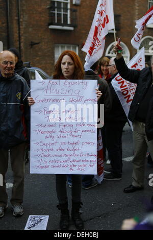 Dublin, Irlande. 18 septembre 2013. Un manifestant est titulaire d'un grand panneau, sur lequel elle a écrit les résultats de la discussion de son groupe. Les manifestants tenir une assemblée du peuple à l'extérieur du Dail (Parlement irlandais), l'austérité pour discuter en petits groupes. L'Assemblée générale faisait partie d'une journée de manifestations pour coïncider avec le retour de la TDs (membres du Parlement) de leurs vacances d'été. Crédit : Michael Debets/Alamy Live News Banque D'Images