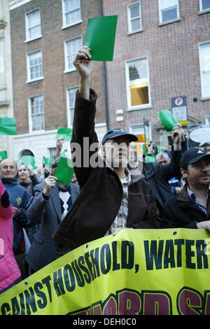 Dublin, Irlande. 18 septembre 2013. Les protestataires voter à l'assemblée du peuple par acclamation avec une carte rouge/vert. Les manifestants tenir une assemblée du peuple à l'extérieur du Dail (Parlement irlandais), l'austérité pour discuter en petits groupes. L'Assemblée générale faisait partie d'une journée de manifestations pour coïncider avec le retour de la TDs (membres du Parlement) de leurs vacances d'été. Crédit : Michael Debets/Alamy Live News Banque D'Images