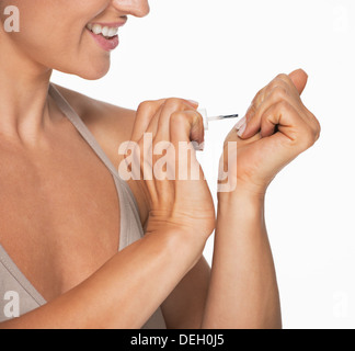 Gros plan sur femme en utilisant les vernis à ongles Banque D'Images