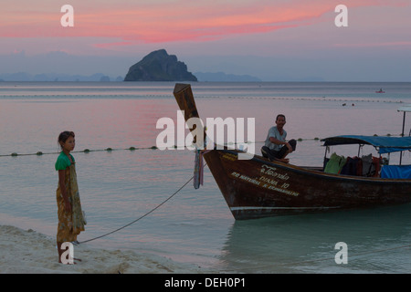 Les sections locales par bateau longtail - Ko Phi Phi Don - province de Krabi - Thaïlande Banque D'Images