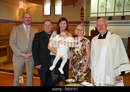 Baptême de la famille à St Augustines Église Catholique Romaine, Daventry, Northamptonshire, Angleterre, Royaume-Uni Banque D'Images