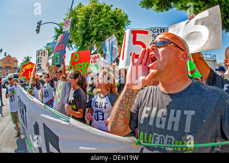 Les travailleurs de l'alimentation rapide multiraciale se rassemblent pour protester contre leurs faibles salaires minimums et d'exiger un salaire de 15 $ par heure à l'extérieur d'un MacDonald's. Banque D'Images