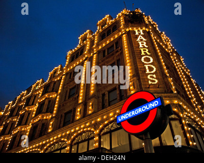 Harrods de nuit montrant London Underground sign, Knightsbridge, le quartier royal de Kensington et Chelsea Banque D'Images