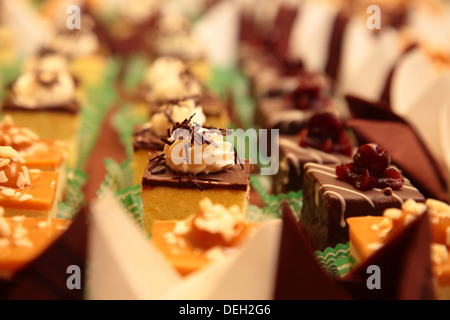 Variétés de gâteaux desserts décoratifs sur la table à un événement de luxe, restauration gastronomique sweets Banque D'Images