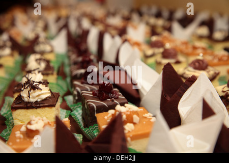 Variétés de gâteaux desserts décoratifs sur la table à un événement de luxe, restauration gastronomique sweets Banque D'Images