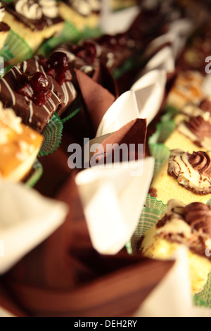 Variétés de gâteaux desserts décoratifs sur la table à un événement de luxe, restauration gastronomique sweets Banque D'Images