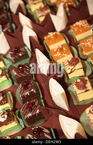 Variétés de gâteaux desserts décoratifs sur la table à un événement de luxe, restauration gastronomique sweets Banque D'Images