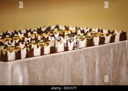 Variétés de gâteaux desserts décoratifs sur la table à un événement de luxe, restauration gastronomique sweets Banque D'Images