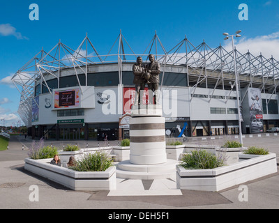 Statue en bronze de Brian Clough et Peter Thomas Howard Taylor à l'extérieur du stade de football de Derby County. Derby, Derbyshire. Banque D'Images