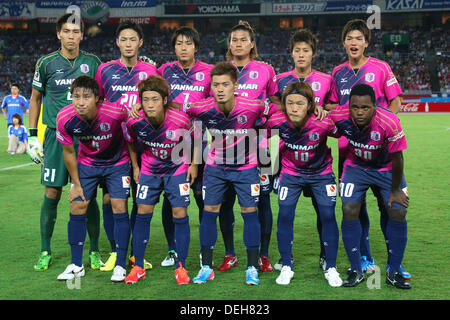 Kanagawa, Japon. 14e Août, 2013. Cerezo Osaka line-up du groupe l'équipe de football / Soccer : Cerezo Osaka team photo de groupe (rangée du haut - de gauche à droite) Kim Jin Ho, Kenyu Sugimoto, Toru Araiba, Tatsuya Yamashita, Yoichiro Kakitani, Takahiro Ogihara, (rangée du bas - de gauche à droite) Kota Fujimoto, Kenta, Mukuhara Kusukami Hotaru Yamaguchi, Junpei et Simplicio avant l 2013 J.League Division 1 match entre entre Yokohama F Marinos 1-1 Cerezo Osaka chez Nissan Stadium à Kanagawa, Japon . Mm. Kenzaburo © Matsuoka/AFLO/Alamy Live News Banque D'Images