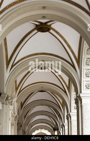 Arches et les cloîtres dans la construction de l'Hôtel de ville de Vienne Banque D'Images