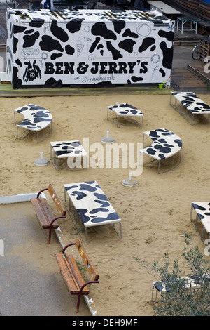 Ben et Jerry's Café avec tables en noir et blanc sur le sable Banque D'Images