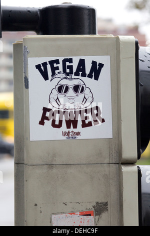 De plus en plus malades disant Vegan Power wolf down sur un feu de circulation Banque D'Images