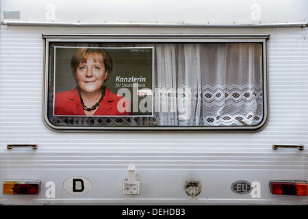 Une affiche de campagne électorale avec la Chancelière allemande Angela Merkel se bloque dans une maison mobile à Cologne, Allemagne, 19 septembre 2013. Les élections fédérales allemandes ont lieu le 22 septembre 2013. Photo : FEDERICO GAMBARINI Banque D'Images