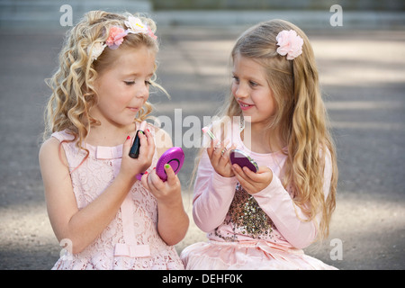 Deux jeunes filles préadolescentes wearing pink et de mettre en place. Banque D'Images