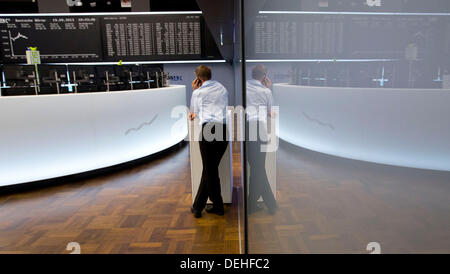 Un opérateur en bourse parle au téléphone à la bourse de Francfort-sur-Main, Allemagne, 19 septembre 2013. Le DAX est en ce moment à la grande marque de commerce de 8770.10 points. Photo : FRANK RUMPENHORST Banque D'Images