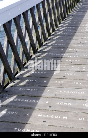 Les noms des donateurs, sur bandes, Yarmouth Pier, Yarmouth, à l'île de Wight, Angleterre, RU, FR. Banque D'Images