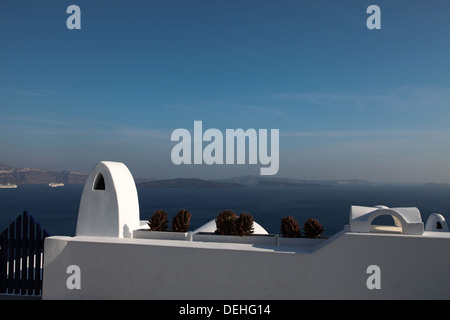 Balcon sur l'île de Santorin dans les Cyclades (Grèce) Banque D'Images