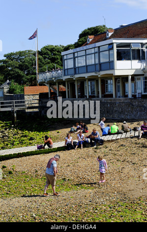 Personnes sur la plage de Slip way Yarmouth, Royal Solent Yacht Club, Yarmouth, Île de Wight, Angleterre. ROYAUME-UNI, GB. Banque D'Images