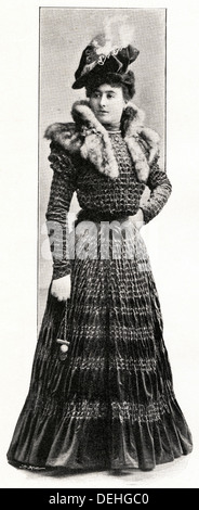 Femme de l'époque victorienne. 1890 Victorian fashion de Paris par le designer d'une valeur vers 1898 Banque D'Images