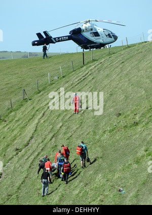Kent Air Ambulance qui fréquentent les lieux d'un accident de parapente, Mont Caburn Lewes, East Sussex Banque D'Images