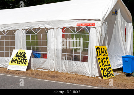 Les manifestants à un village de tentes près de Balcombe, Royaume-Uni, elles s'opposent à l'exécution de Cuadrilla fracturation possible dans le domaine Banque D'Images