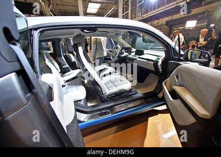 Leipzig, Allemagne. 18 août, 2013. Une bouilloire BMW i3 pendant le début de la production à Leipzig, Allemagne, 18 septembre 2013. Le i3 est la première voiture électrique mise dans la production à grand volume par BMW. Il en coûtera au moins 34 950 euros. L'usine BMW de Leipzig a été élargi à un coût de 400 millions d'euros et 800 nouveaux emplois ont été créés. Photo : JAN WOITAS/dpa/Alamy Live News Banque D'Images