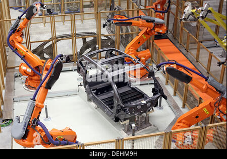 Leipzig, Allemagne. 18 août, 2013. Une bouilloire BMW i3 pendant le début de la production à Leipzig, Allemagne, 18 septembre 2013. Le i3 est la première voiture électrique mise dans la production à grand volume par BMW. Il en coûtera au moins 34 950 euros. L'usine BMW de Leipzig a été élargi à un coût de 400 millions d'euros et 800 nouveaux emplois ont été créés. Photo : JAN WOITAS/dpa/Alamy Live News Banque D'Images