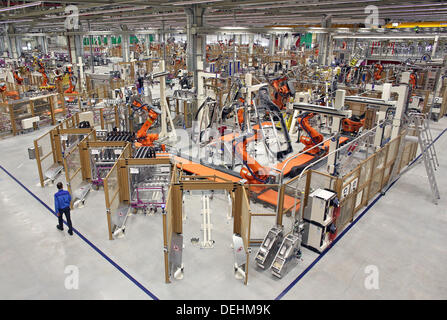 Leipzig, Allemagne. 18 août, 2013. Construire le Robot électrique de framse BMW i3 pendant le début de la production à Leipzig, Allemagne, 18 septembre 2013. Le i3 est la première voiture électrique mise dans la production à grand volume par BMW. Il en coûtera au moins 34 950 euros. L'usine BMW de Leipzig a été élargi à un coût de 400 millions d'euros et 800 nouveaux emplois ont été créés. Photo : JAN WOITAS/dpa/Alamy Live News Banque D'Images