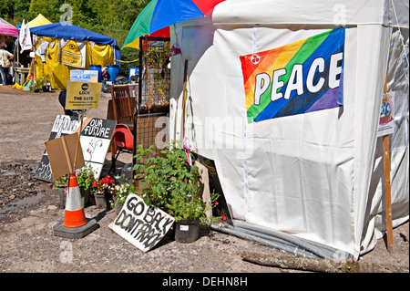 Les manifestants à un village de tentes près de Balcombe, Royaume-Uni, elles s'opposent à l'exécution de Cuadrilla fracturation possible dans le domaine Banque D'Images