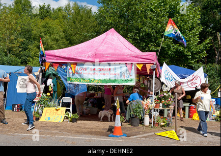 Les manifestants à un village de tentes près de Balcombe, Royaume-Uni, elles s'opposent à l'exécution de Cuadrilla fracturation possible dans le domaine Banque D'Images