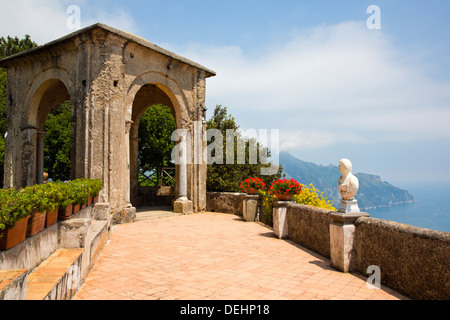 Statue sur la terrasse d'un lieu de villégiature, la Villa Cimbrone, Ravello, Province de Salerne, Campanie, Italie Banque D'Images