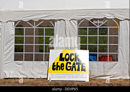 Partie d'un village de tentes près de Balcombe, UK mis en place par des manifestants à La Cuadrilla site de forage. Banque D'Images