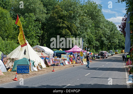 Les manifestants à un village de tentes près de Balcombe, Royaume-Uni, elles s'opposent à l'exécution de Cuadrilla fracturation possible dans le domaine Banque D'Images