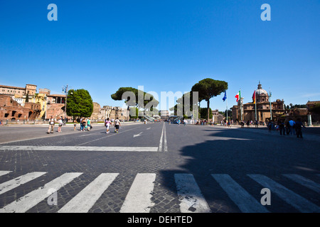 Les gens sur la rue avec des bâtiments en arrière-plan, Rome, Latium, Italie Banque D'Images