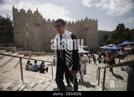 Jérusalem, Jérusalem, territoire palestinien. 19e Août, 2013. Juives ultra-orthodoxes à pied à la mosquée Al-Aqsa, composé sur le 19 septembre 2013. Le ''ukkot'', la Fête des Tabernacles, est une maison de vacances d'une semaine biblique qui se remémore les 40 ans de voyages dans le désert après l'exode de l'esclavage en Egypte. Les gens d'ici a préparé le mardi pour la prochaine ''ukkot'' au cours de laquelle la plupart des magasins seront fermés Crédit : Saeed Qaq/APA Images/ZUMAPRESS.com/Alamy Live News Banque D'Images