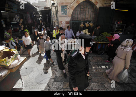 Jérusalem, Jérusalem, territoire palestinien. 19e Août, 2013. Juifs ultra-orthodoxes se préparer à l'ukkot «'', la Fête des Tabernacles, à Jérusalem le 19 septembre 2013. est une maison de vacances d'une semaine biblique qui se remémore les 40 ans de voyages dans le désert après l'exode de l'esclavage en Egypte. Les gens d'ici a préparé le mardi pour la prochaine ''ukkot'' au cours de laquelle la plupart des magasins seront fermés Crédit : Saeed Qaq/APA Images/ZUMAPRESS.com/Alamy Live News Banque D'Images