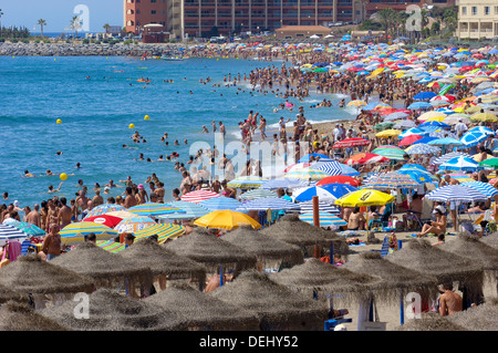 Plage en haute saison , Benalmadena. La province de Malaga, Costa del Sol, Andalousie, Espagne Banque D'Images